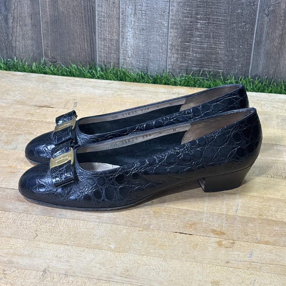 Vintage Salvatore Ferragamo Vara Black Croc Embossed Leather Pumps Sz 9B - Picture 3 of 9